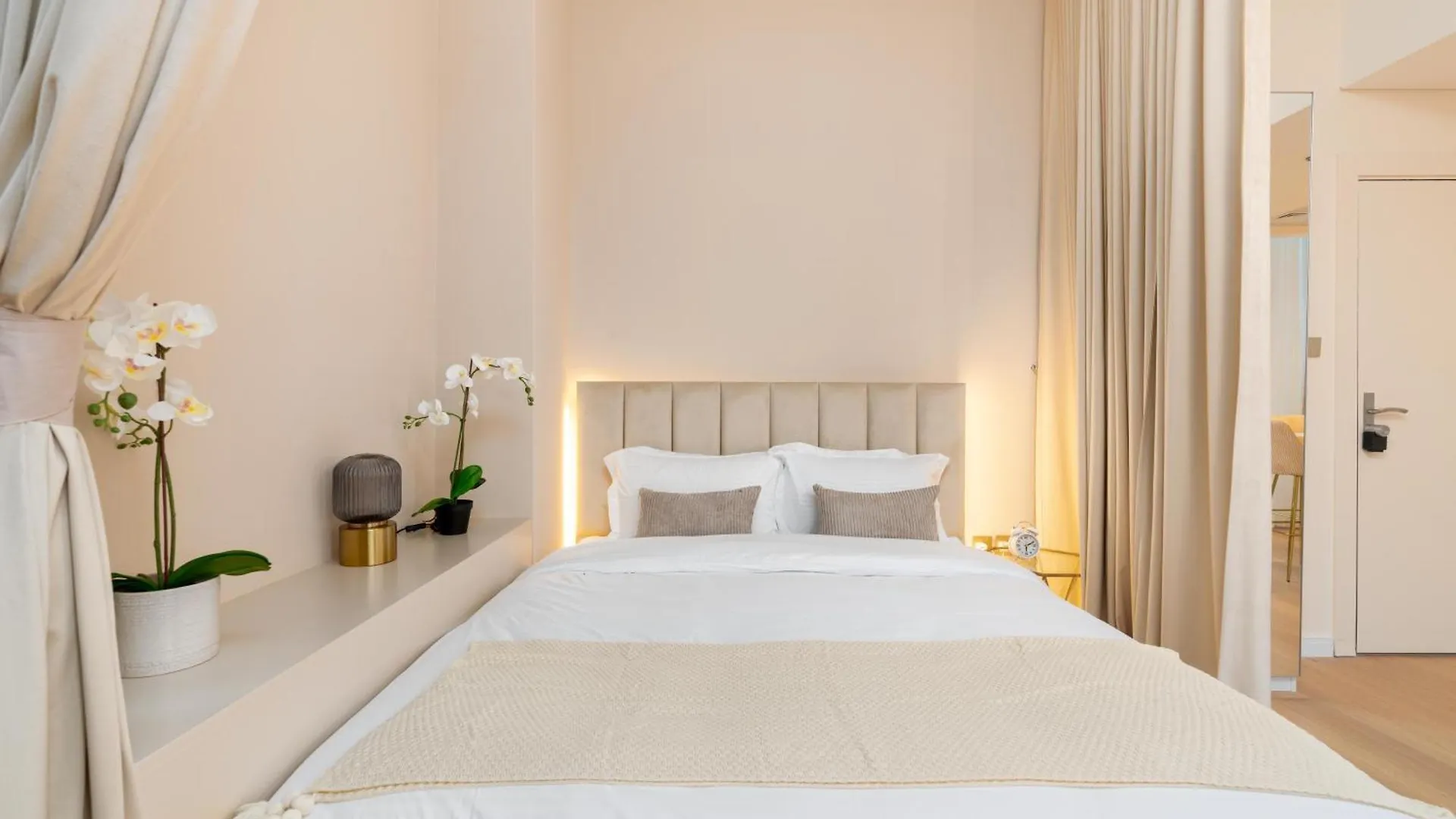 Upgraded Designer-Crafted Studio In Jvc With Massive Terrace Dubai Vereinigte Arabische Emirate
